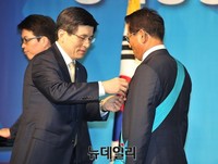 [포토] 시상하는 황교안 국무총리