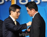 [포토] 표창 수여하는 황교안 국무총리