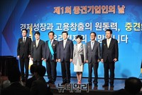 [포토] 기념사진 촬영하는 황교안 국무총리와 수상자들