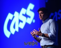 [포토] 신제품 '카스 비츠' 소개하는 김도훈 대표