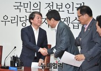 [포토] 악수 나누는 안철수-이종걸