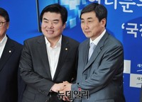 [포토] 손 마주 잡은 여야 원내대표