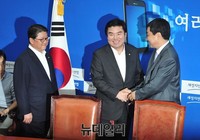 [포토] 악수 나누는 '원유철-이종걸' 여야 원내대표