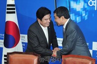 [포토] 반갑게 인사하는 여야 원내대표