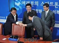 [포토] 악수 나누는 여야 원내지도부