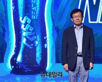 [포토] 카스비츠, 질문 듣는 정영식 이사