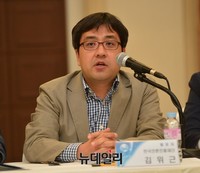 [포토] 인터넷 뉴스생태계 세미나, 주제발표하는 김위근 연구위원