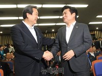 [포토] 악수 나누는 김무성 대표와 원유철 원내대표