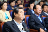 [포토] 의원총회 참석한 새누리당 김무성 대표