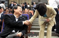 [포토] 악수 나누는 새누리당 김무성 대표