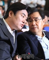 [포토] 대화 나누는 원유철-김정훈