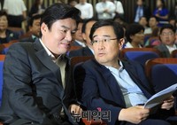 [포토] 대화 나누는 원유철 원내대표와 김정훈 정책위부의장