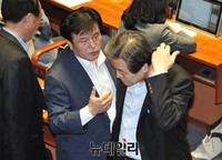 [포토] 동료의원과 대화 나누는 새누리당 김무성 대표