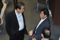 [포토] 대화 나누는 새누리당 김무성 대표