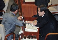 [포토] 본회의장에서 대화 나누는 새누리당 김무성 대표