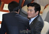 [포토] 대화 나누는 새누리당 원유철 원내대표