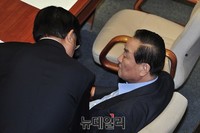 [포토] 대화 나누는 새누리당 서청원 최고위원