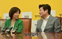 [포토] 대화나누는 원유철-심상정