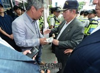 [포토] 새정치민주연합에 성명서 전달하는 이상훈 상임의장