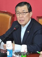 [포토] 발언하는 황진하 사무총장