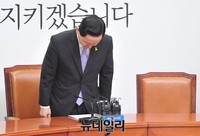 [포토] 인사하는 새정치민주연합 김상곤 혁신위원장