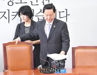 [포토] 자리에 앉는 김상곤 혁신위원장