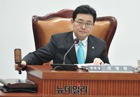 [포토] 의사봉 두드리는 전병헌 위원장