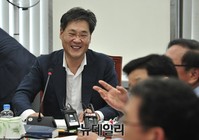 [포토] 동료의원과 대화 나누는 새누리당 정문헌 의원
