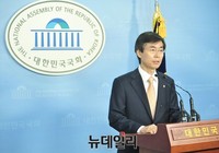 [포토] 기자회견 갖는 조경태 의원