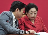 [포토] 대화 나누는 원유철 원내대표와 김을동 의원