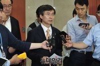 [포토] 기자들의 질문에 답하는 조경태 의원