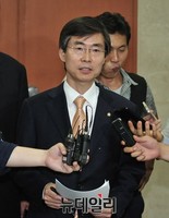 [포토] 기자들의 질문에 답하는 새정치 조경태 의원