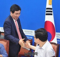 [포토] 인사 나누는 이종걸 원내대표