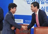 [포토] 악수 나누는 새정치민주연합 이종걸 원내대표
