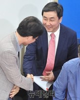 [포토] 참석자들과 인사 나누는 이종걸 원내대표