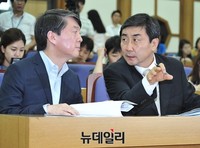 [포토] 대화 나누는 안철수-이종걸