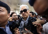 [포토] 입국장 빠져나가는 신선호 회장