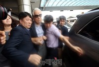 [포토] 차량 탑승하는 신선호 회장