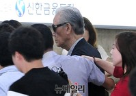 [포토] 공항 빠져나가는 신선호 회장