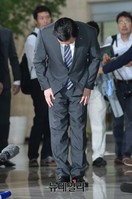 [포토] 고개숙인 신동빈 롯데그룹 회장