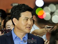 [포토] 기자들의 질문에 답하는 새누리당 김태호 의원