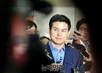 [포토] 굳은 얼굴의 새누리당 김태호 의원