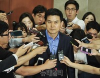 [포토] 기자들의 질문에 답하는 김태호 의원