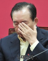 [포토] 눈 만지는 이인제 새누리당 최고위원