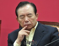 [포토] 생각에 잠겨있는 새누리당 이인제 최고위원