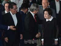 [포토] 방북길 마중나온 박지원의원