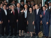 [포토] 손흔드는 방북단