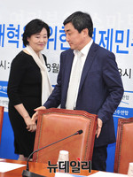 [포토] 재벌개혁 토론회 참석하는 이종걸-박영선