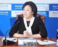 [포토] 재벌개혁 토론회 참석한 박영선 의원