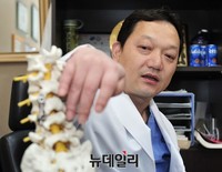 [포토] 내시경레이저술 설명하는 은평 참튼튼병원 정재원 원장